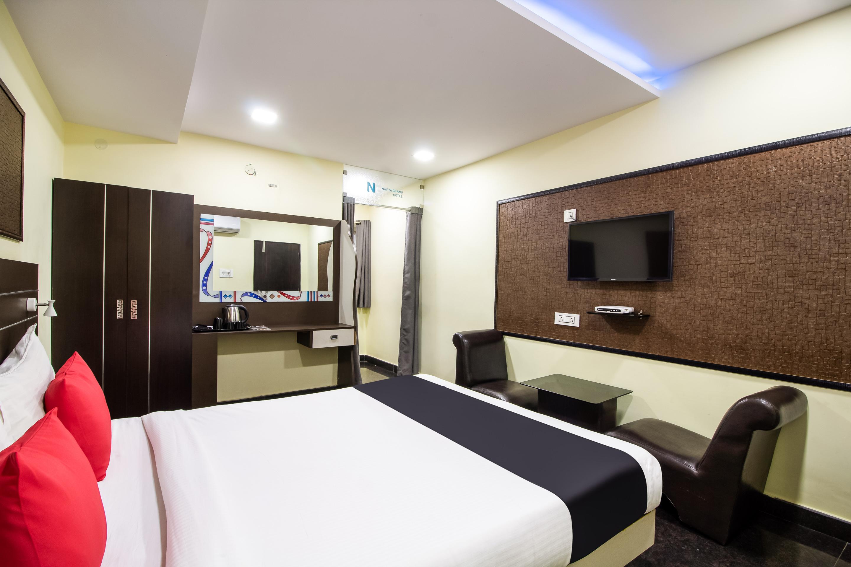 Hotel Capital O Sri Navya Grand Near Nexus Hyderabad Exterior foto