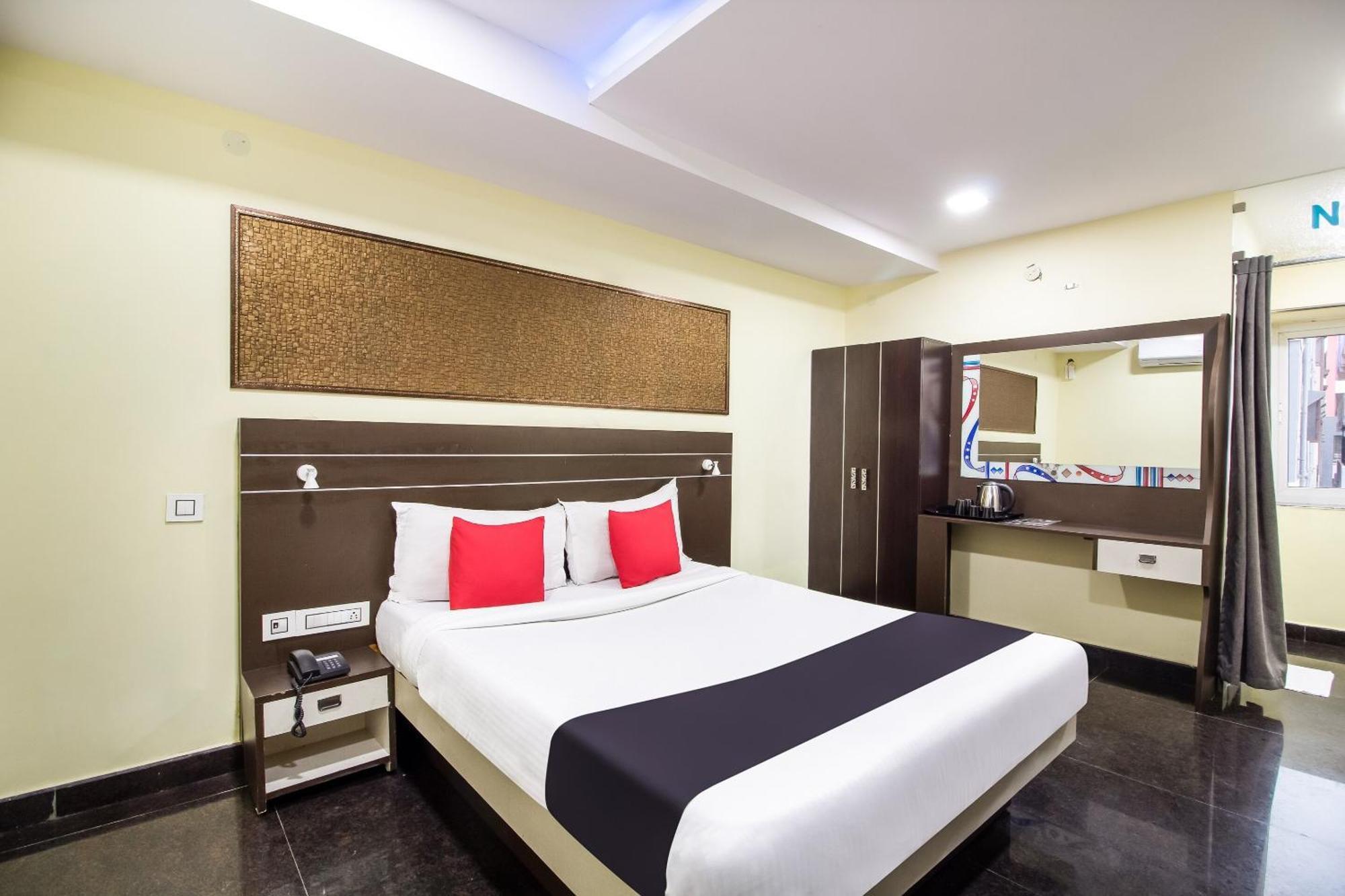 Hotel Capital O Sri Navya Grand Near Nexus Hyderabad Exterior foto