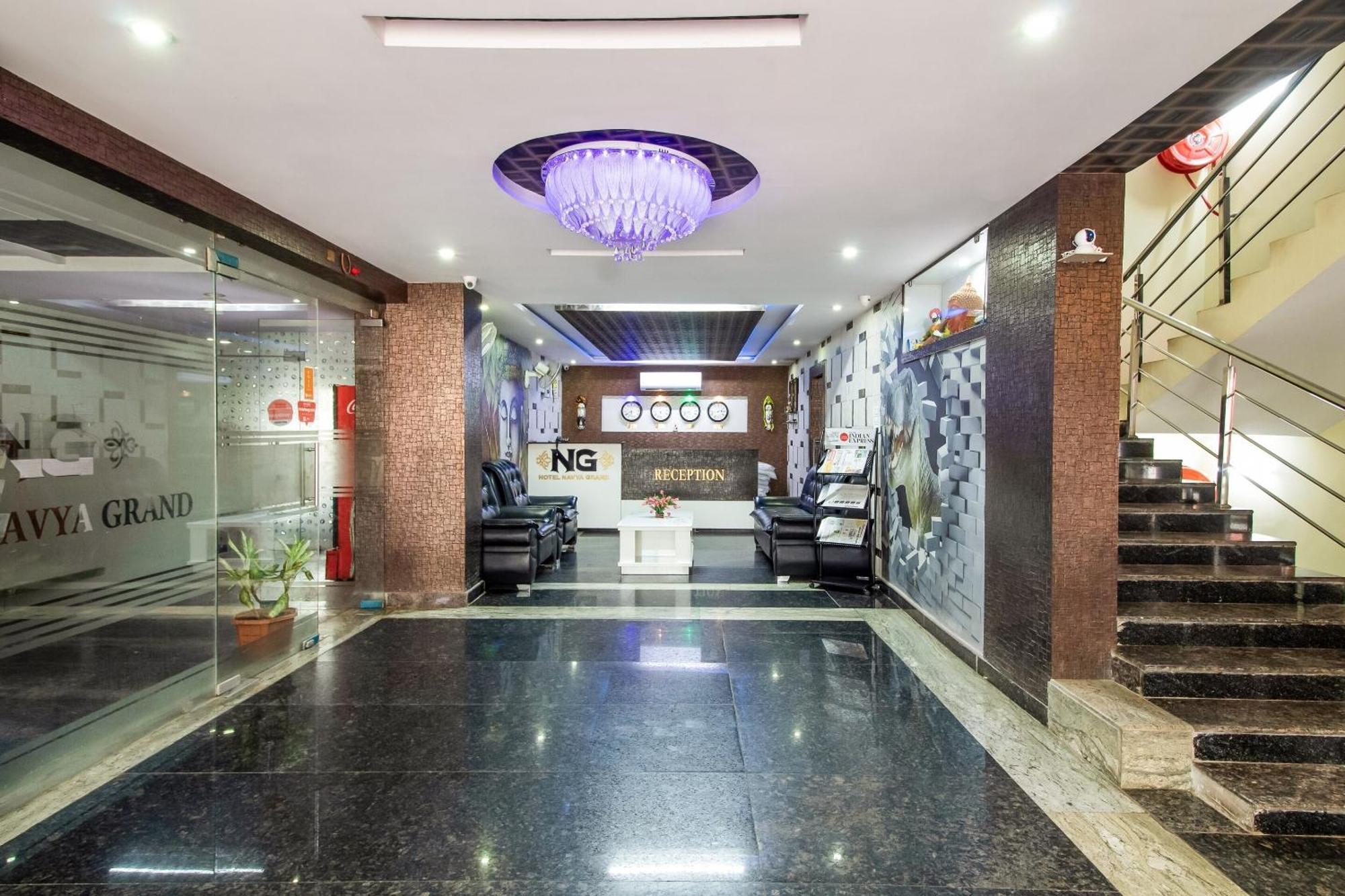 Hotel Capital O Sri Navya Grand Near Nexus Hyderabad Exterior foto