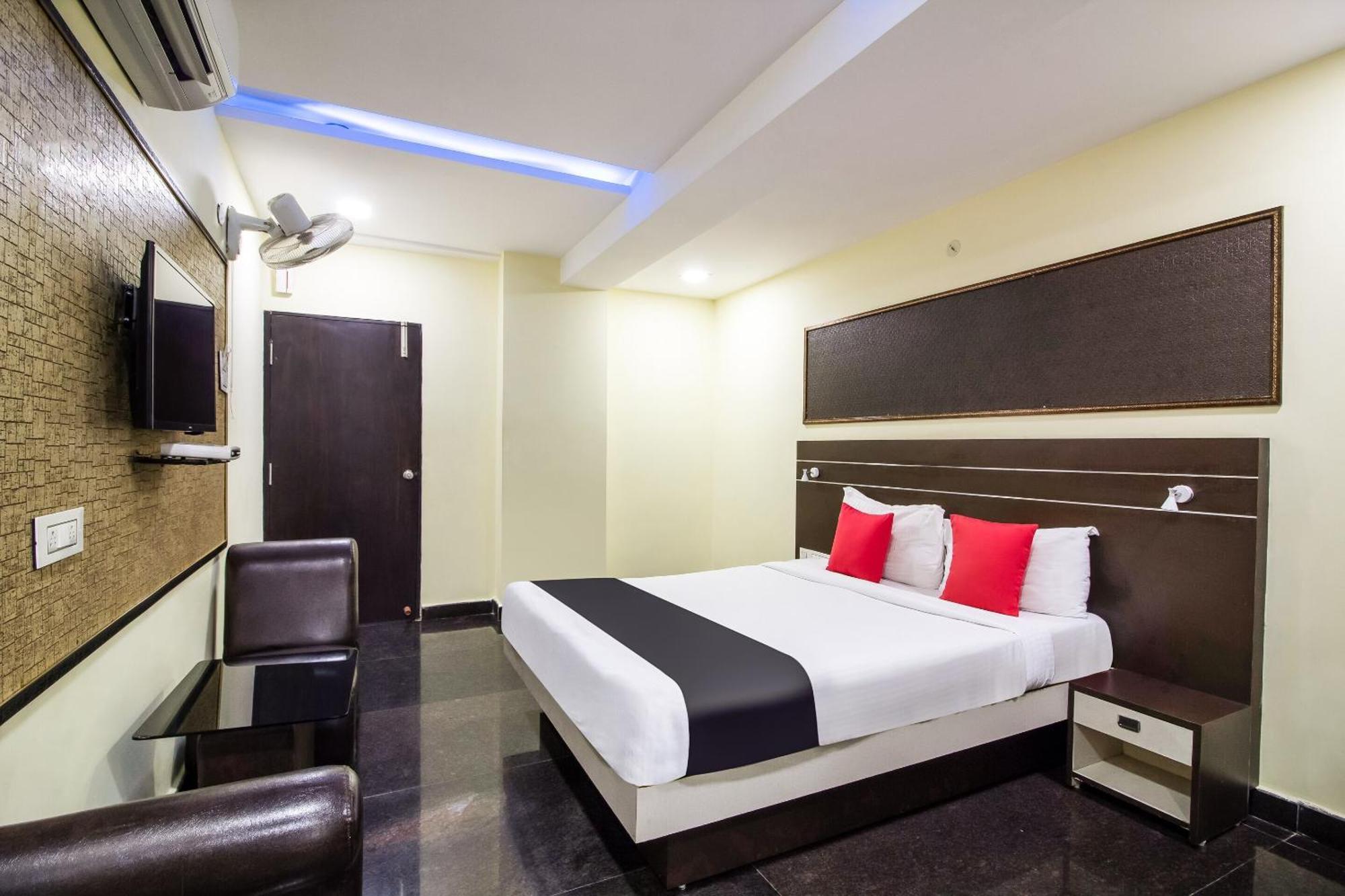 Hotel Capital O Sri Navya Grand Near Nexus Hyderabad Exterior foto