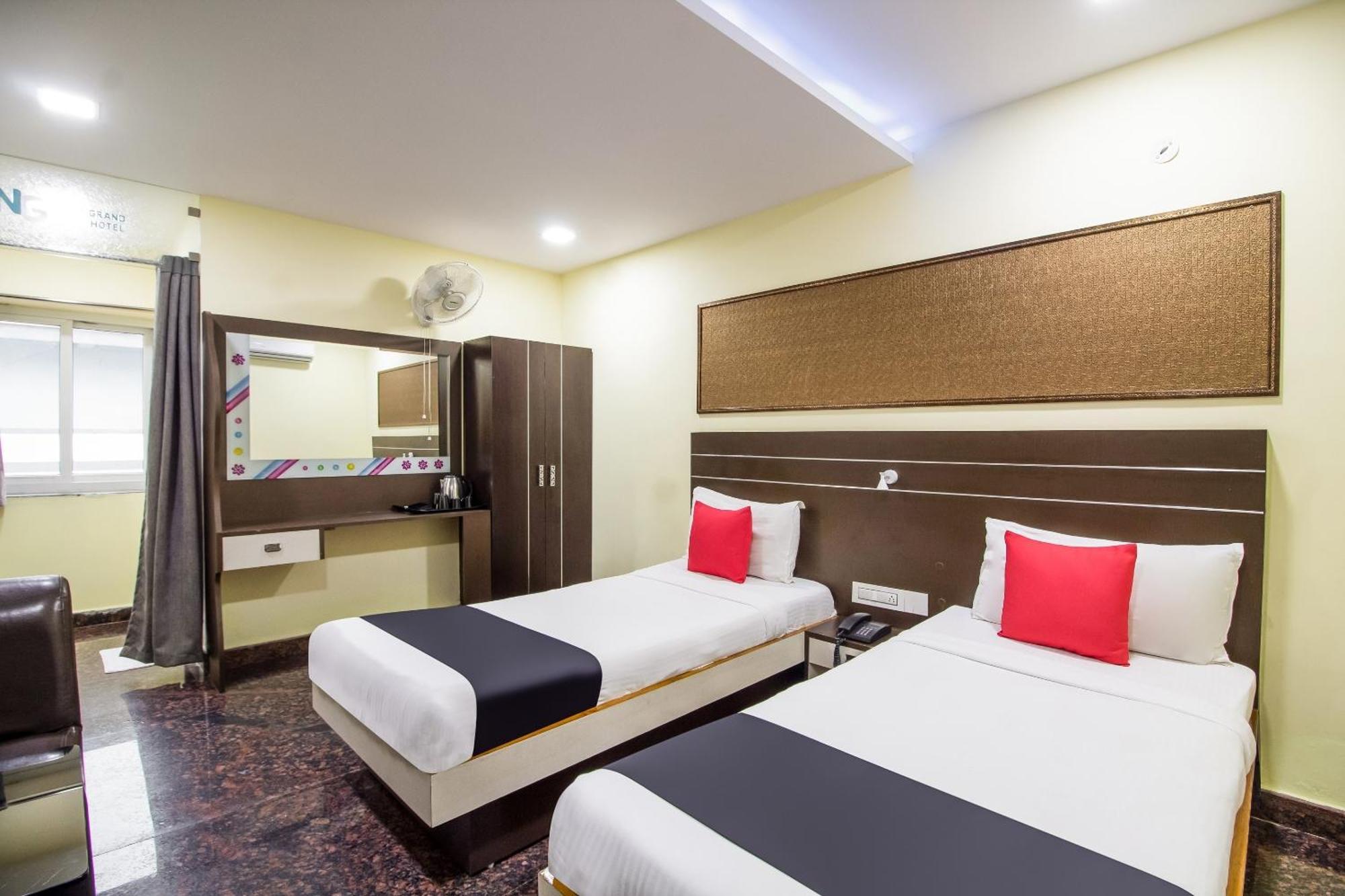 Hotel Capital O Sri Navya Grand Near Nexus Hyderabad Exterior foto