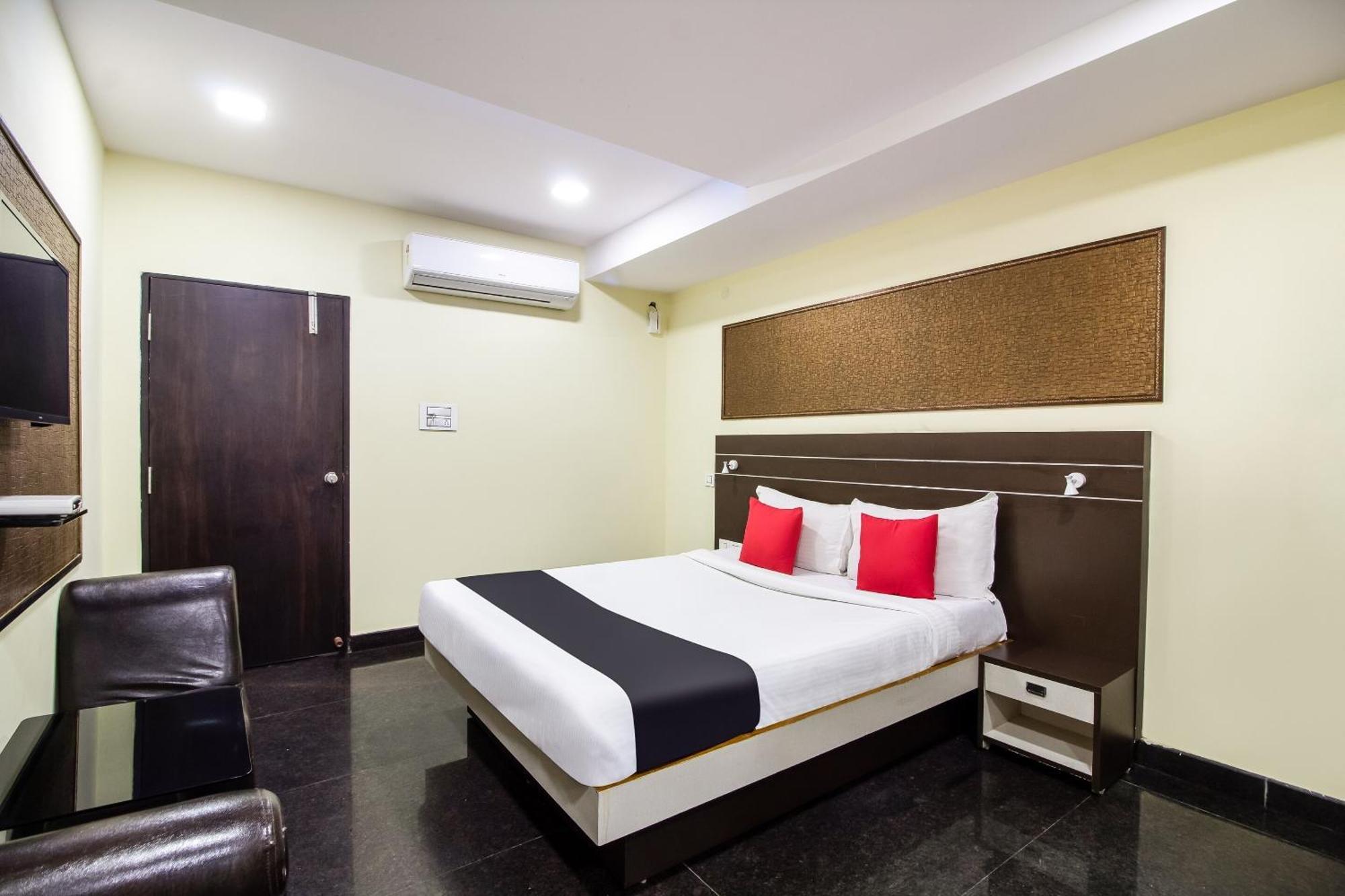 Hotel Capital O Sri Navya Grand Near Nexus Hyderabad Exterior foto