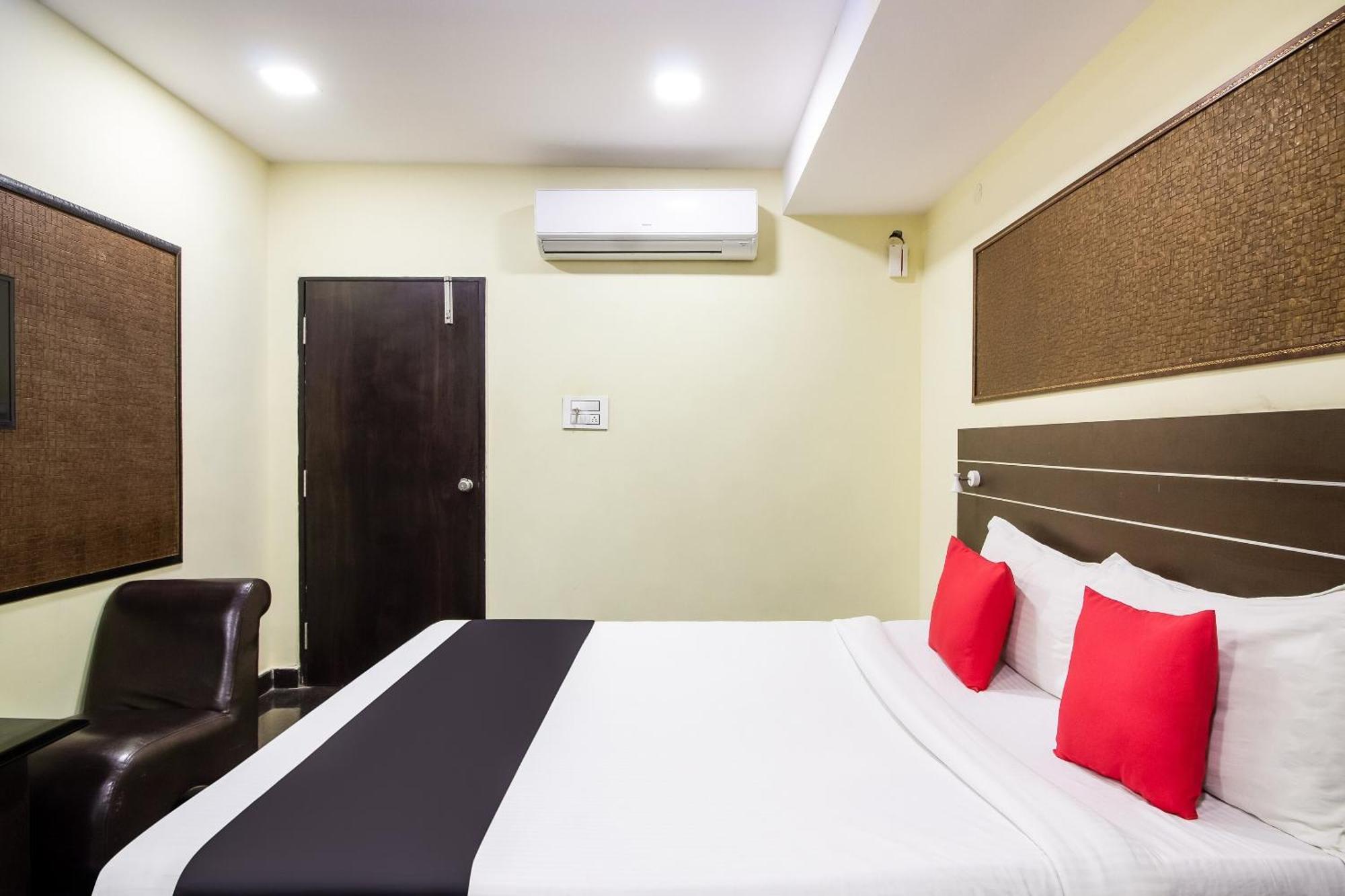Hotel Capital O Sri Navya Grand Near Nexus Hyderabad Exterior foto