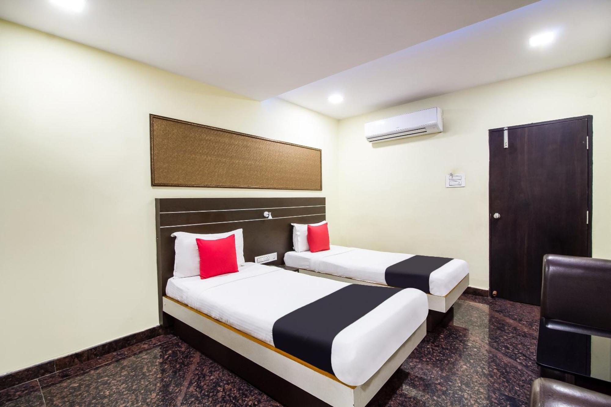 Hotel Capital O Sri Navya Grand Near Nexus Hyderabad Exterior foto